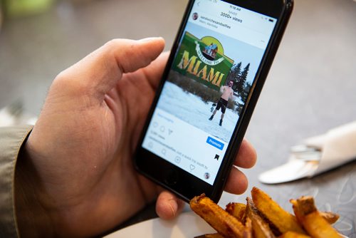 MIKAELA MACKENZIE/WINNIPEG FREE PRESS
Carew Duffy, also known as Sandwiches & Selfies on instagram, scrolls through his instagram account at the White Star Diner in Winnipeg on Wednesday, May 1, 2019. For Dave Sanderson story.
Winnipeg Free Press 2019