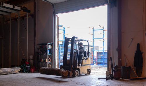 SASHA SEFTER / WINNIPEG FREE PRESS
Owner of WPG Timber Co. Mike McGarry moves a diseased ash tree into his warehouse in Winnipeg's Chevrier neighbourhood.
190501 - Wednesday, May 01, 2019.