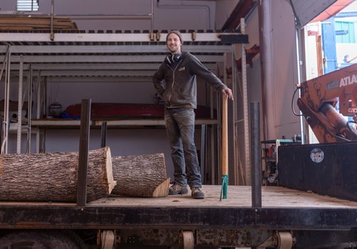 SASHA SEFTER / WINNIPEG FREE PRESS
Owner of WPG Timber Co. Mike McGarry prepares to unload diseased ash trees in his warehouse in Winnipeg's Chevrier neighbourhood.
190501 - Wednesday, May 01, 2019.