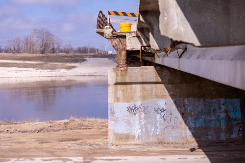 SASHA SEFTER / WINNIPEG FREE PRESS
The bridge over the Red River Floodway on PTH 59 was damaged in a vehicle collision last summer. The Manitoba government is moving ahead with the planning and construction of a replacement bridge with completion slated for November 2023.
190502 - Thursday, May 02, 2019.