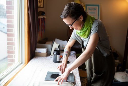 MIKAELA MACKENZIE/WINNIPEG FREE PRESS
Andee Penner, the creative behind Sew Dandee, silk screens a tea towel in her studio in Winnipeg on Thursday, May 2, 2019. Penner focusses on environmentally sustainable, reusable products with a quirky local twist. For Dave Sanderson story.
Winnipeg Free Press 2019