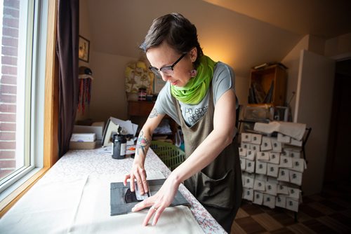 MIKAELA MACKENZIE/WINNIPEG FREE PRESS
Andee Penner, the creative behind Sew Dandee, silk screens a tea towel in her studio in Winnipeg on Thursday, May 2, 2019. Penner focusses on environmentally sustainable, reusable products with a quirky local twist. For Dave Sanderson story.
Winnipeg Free Press 2019