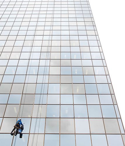 MIKE DEAL / WINNIPEG FREE PRESS
A window washer on the side of the Great-West Life building at 444 St. Mary Avenue.
190501 - Wednesday, May 01, 2019.