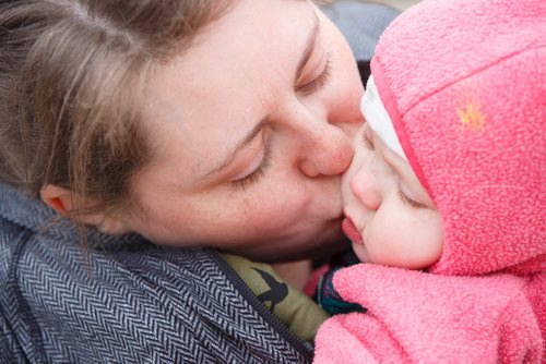 MIKE DEAL / WINNIPEG FREE PRESS
Ashley Ford and her nine-month-old, Daisy,  during a rally on the steps of the Manitoba Legislative building Monday morning. Word is that there are so few jobs in Manitoba for midwives that graduates have to leave the province to get work
See Carol Sanders story. 
190506 - Monday, May 06, 2019.