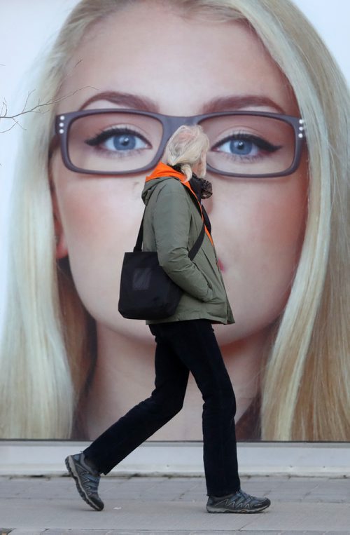 TREVOR HAGAN / WINNIPEG FREE PRESS
Walkers downtown, Monday, May 6, 2019.