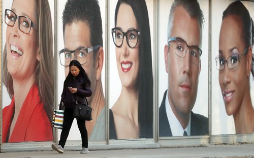 TREVOR HAGAN / WINNIPEG FREE PRESS
Walkers downtown, Monday, May 6, 2019.