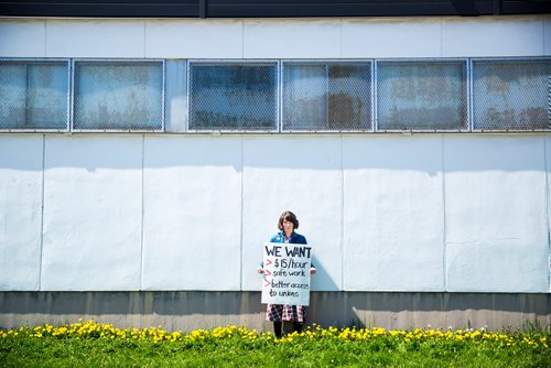 MIKAELA MACKENZIE / WINNIPEG FREE PRESS
Local activist Emily Leedham poses for a portrait on Maryland street in Winnipeg on Tuesday, May 7, 2019. For Jessica Botelho-Urbanski story.
Winnipeg Free Press 2019.