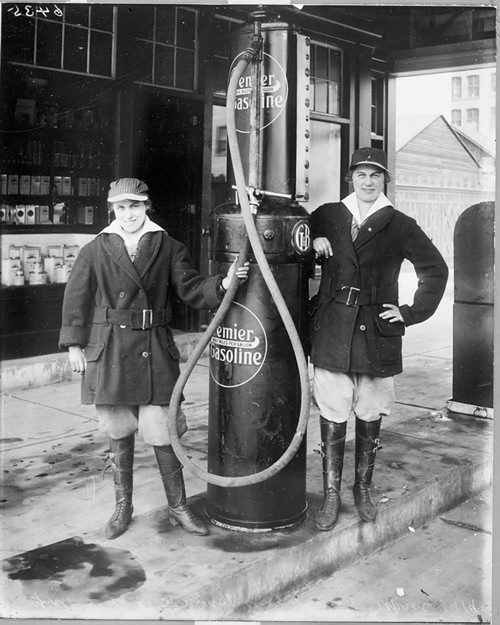 Archives of Manitoba
L. B. Foote photo
May 1919
Women volunteers at gas station during Winnipeg General Strike.

Winnipeg General Strike
Foote 1670 - N2736