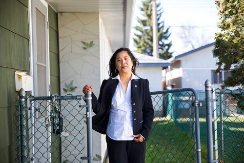 MIKAELA MACKENZIE / WINNIPEG FREE PRESS
Local realtor Gina Gabriel poses by a home she's selling in Shaughnessy Heights in Winnipeg on Thursday, May 9, 2019. For Joel Schlesinger story.
Winnipeg Free Press 2019.