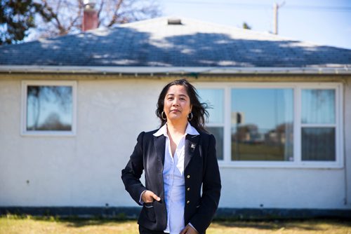 MIKAELA MACKENZIE / WINNIPEG FREE PRESS
Local realtor Gina Gabriel poses by a home she's selling in Shaughnessy Heights in Winnipeg on Thursday, May 9, 2019. For Joel Schlesinger story.
Winnipeg Free Press 2019.