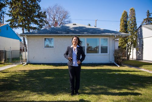 MIKAELA MACKENZIE / WINNIPEG FREE PRESS
Local realtor Gina Gabriel poses by a home she's selling in Shaughnessy Heights in Winnipeg on Thursday, May 9, 2019. For Joel Schlesinger story.
Winnipeg Free Press 2019.