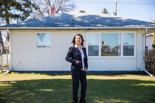 MIKAELA MACKENZIE / WINNIPEG FREE PRESS
Local realtor Gina Gabriel poses by a home she's selling in Shaughnessy Heights in Winnipeg on Thursday, May 9, 2019. For Joel Schlesinger story.
Winnipeg Free Press 2019.