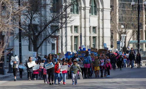 MIKE DEAL / WINNIPEG FREE PRESS
Around 1,000 students in Grades 1-12 walked from Winnipeg City Hall to Memorial Park across the street from the Manitoba Legislative building, taking part in the Walk For Water. They walked down Main Street, through the intersection of Portage and Main, then down Portage Avenue to Memorial Boulevard, finishing up at Memorial Park.
190510 - Friday, May 10, 2019.