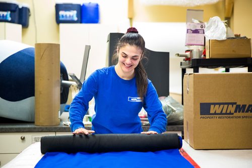 MIKAELA MACKENZIE / WINNIPEG FREE PRESS
Sydney Daniel rolls up floor runners after a job at WinMar property restoration in Winnipeg on Monday, May 13, 2019.  For Erin Lebar story.
Winnipeg Free Press 2019.