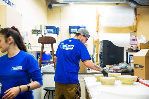 MIKAELA MACKENZIE / WINNIPEG FREE PRESS
Cody Beach (right) and Sydney Daniel wash the soot off of dishes at WinMar property restoration in Winnipeg on Monday, May 13, 2019.  For Erin Lebar story. 
Winnipeg Free Press 2019.