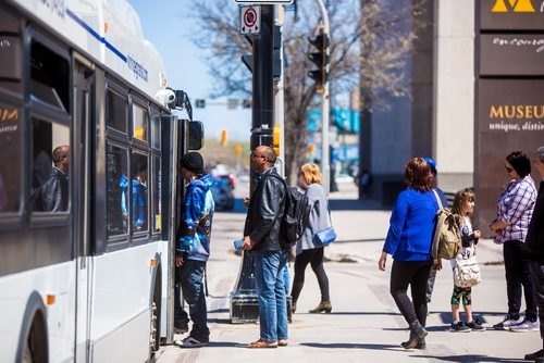 MIKAELA MACKENZIE / WINNIPEG FREE PRESS
Transit riders get onto busses on Main Street downtown in Winnipeg on Tuesday, May 14, 2019. Drivers are not enforcing fares today.
Winnipeg Free Press 2019.