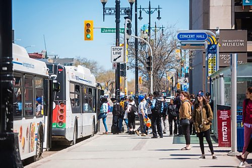 MIKAELA MACKENZIE / WINNIPEG FREE PRESS
Transit riders get onto busses on Main Street downtown in Winnipeg on Tuesday, May 14, 2019. Drivers are not enforcing fares today.
Winnipeg Free Press 2019.