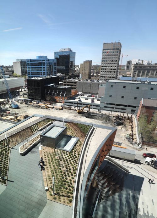 RUTH BONNEVILLE / WINNIPEG FREE PRESS 

True North Place 225 Carlton 

People enjoy catching some sunshine over the lunch hour on the rooftop  terrace at True North Place Tuesday. 

Standup photo 

May 14, 2019
