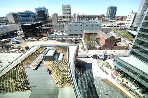 RUTH BONNEVILLE / WINNIPEG FREE PRESS 

True North Place 225 Carlton 

People enjoy catching some sunshine over the lunch hour on the rooftop  terrace at True North Place Tuesday. 

Standup photo 

May 14, 2019
