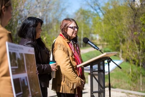 MIKAELA MACKENZIE / WINNIPEG FREE PRESS
Artist Val Vint speaks at the unveiling of three Indigenous art installations at The Forks in Winnipeg on Thursday, May 16, 2019. For Alex Paul story.
Winnipeg Free Press 2019.