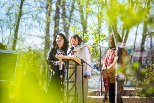 MIKAELA MACKENZIE / WINNIPEG FREE PRESS
Artist Jaimie Isaac (centre) speaks along with fellow artists KC Adams (left) and Val Vint at the unveiling of three Indigenous art installations at The Forks in Winnipeg on Thursday, May 16, 2019. For Alex Paul story.
Winnipeg Free Press 2019.