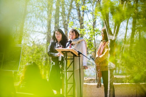 MIKAELA MACKENZIE / WINNIPEG FREE PRESS
Artist Jaimie Isaac (centre) speaks along with fellow artists KC Adams (left) and Val Vint at the unveiling of three Indigenous art installations at The Forks in Winnipeg on Thursday, May 16, 2019. For Alex Paul story.
Winnipeg Free Press 2019.