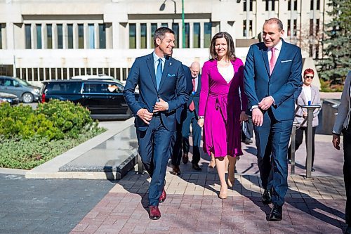 MIKAELA MACKENZIE / WINNIPEG FREE PRESS
Mayor Brian Bowman (left), first lady Eliza Reid, and president of Iceland Guðni Th. Jóhannesson arrive at City Hall in Winnipeg on Friday, May 17, 2019. For Aldo Santin story.
Winnipeg Free Press 2019.