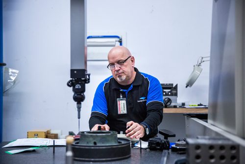 MIKAELA MACKENZIE / WINNIPEG FREE PRESS
Greg Skrumeda, coordinate measuring machine operator, checks a rear bearing support at StandardAero in Winnipeg on Friday, May 17, 2019. For Martin Cash story.
Winnipeg Free Press 2019.