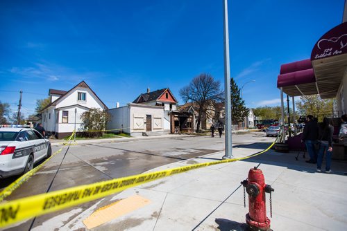 MIKAELA MACKENZIE / WINNIPEG FREE PRESS
The scene of a fire that left two people dead and two people in unstable condition at the 700 block of Selkirk in Winnipeg on Friday, May 17, 2019. For Alex/Dean story.
Winnipeg Free Press 2019.