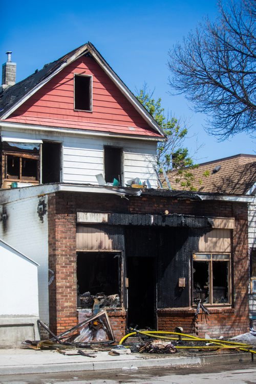 MIKAELA MACKENZIE / WINNIPEG FREE PRESS
The scene of a fire that left two people dead and two people in unstable condition at the 700 block of Selkirk in Winnipeg on Friday, May 17, 2019. For Alex/Dean story.
Winnipeg Free Press 2019.