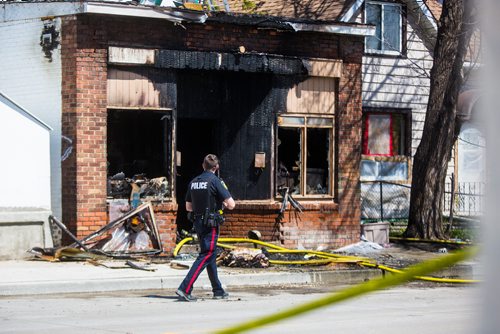 MIKAELA MACKENZIE / WINNIPEG FREE PRESS
The scene of a fire that left two people dead and two people in unstable condition at the 700 block of Selkirk in Winnipeg on Friday, May 17, 2019. For Alex/Dean story.
Winnipeg Free Press 2019.