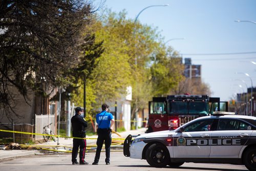 MIKAELA MACKENZIE / WINNIPEG FREE PRESS
The scene of a fire that left two people dead and two people in unstable condition at the 700 block of Selkirk in Winnipeg on Friday, May 17, 2019. For Alex/Dean story.
Winnipeg Free Press 2019.