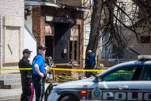 MIKAELA MACKENZIE / WINNIPEG FREE PRESS
The scene of a fire that left two people dead and two people in unstable condition at the 700 block of Selkirk in Winnipeg on Friday, May 17, 2019. For Alex/Dean story.
Winnipeg Free Press 2019.