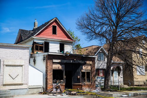 MIKAELA MACKENZIE / WINNIPEG FREE PRESS
The scene of a fire that left two people dead and two people in unstable condition at the 700 block of Selkirk in Winnipeg on Friday, May 17, 2019. For Alex/Dean story.
Winnipeg Free Press 2019.