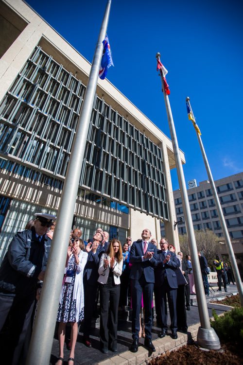 MIKAELA MACKENZIE / WINNIPEG FREE PRESS
Mayor Brian Bowman, and the president of Iceland Guðni Th. Jóhannesson watch the Icelandic flag raising with others at City Hall in Winnipeg on Friday, May 17, 2019. For Aldo Santin story.
Winnipeg Free Press 2019.