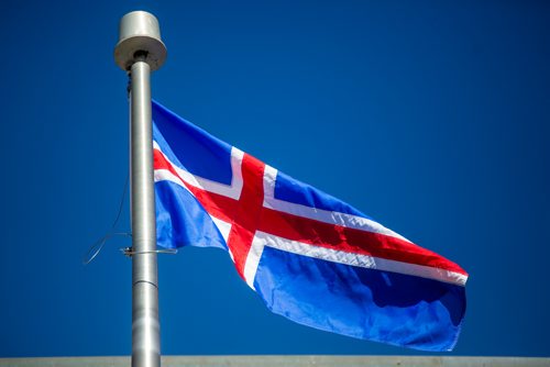 MIKAELA MACKENZIE / WINNIPEG FREE PRESS
The Icelandic flag is raised at City Hall in Winnipeg on Friday, May 17, 2019. For Aldo Santin story.
Winnipeg Free Press 2019.