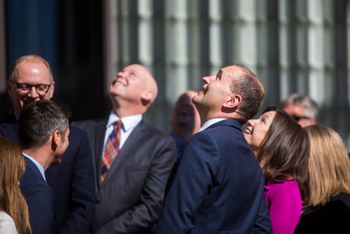 MIKAELA MACKENZIE / WINNIPEG FREE PRESS
President of Iceland Guðni Th. Jóhannesson watches the Icelandic flag raising with others at City Hall in Winnipeg on Friday, May 17, 2019. For Aldo Santin story.
Winnipeg Free Press 2019.