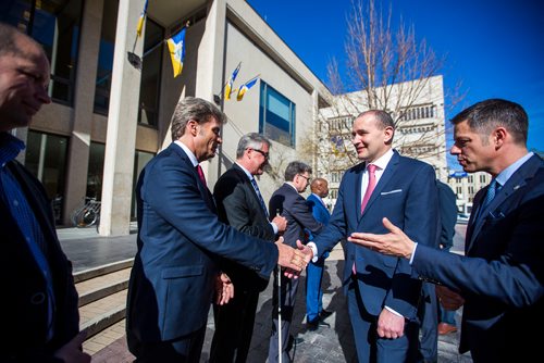 MIKAELA MACKENZIE / WINNIPEG FREE PRESS
Councillor Kevin Klein (left) shakes hands with president of Iceland Guðni Th. Jóhannesson at City Hall in Winnipeg on Friday, May 17, 2019. For Aldo Santin story.
Winnipeg Free Press 2019.