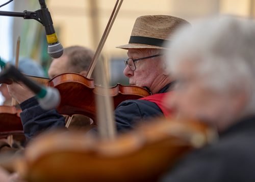 SASHA SEFTER / WINNIPEG FREE PRESS
Ian Ross leads the Southglen Fiddlers, a group made up of mostly retired seniors, in playing some "old-time" dance music for the crowds in the St. Norbert Farmers Market.
190518 - Saturday, May 18, 2019.