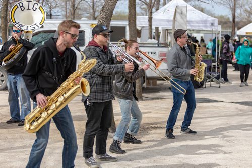 SASHA SEFTER / WINNIPEG FREE PRESS
Brass Band Big Heist performs outside the St. Norbert Farmers Market on the opening day of its outdoor season.
190518 - Saturday, May 18, 2019.