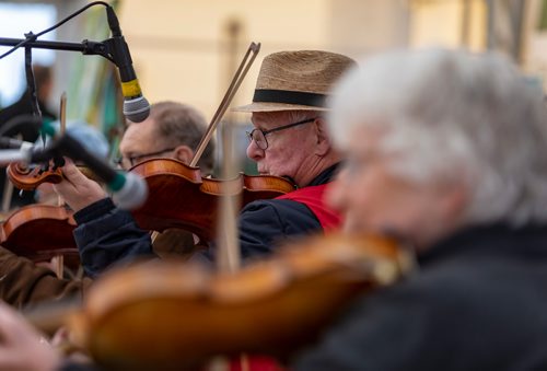 SASHA SEFTER / WINNIPEG FREE PRESS
Ian Ross leads the Southglen Fiddlers, a group made up of mostly retired seniors, in playing some "old-time" dance music for the crowds in the St. Norbert Farmers Market.
190518 - Saturday, May 18, 2019.