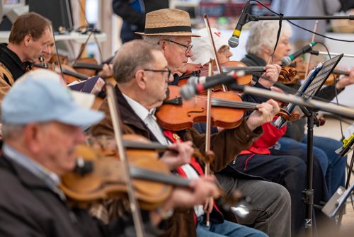 SASHA SEFTER / WINNIPEG FREE PRESS
Ian Ross leads the Southglen Fiddlers, a group made up of mostly retired seniors, in playing some "old-time" dance music for the crowds in the St. Norbert Farmers Market.
190518 - Saturday, May 18, 2019.