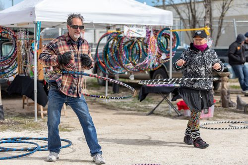 SASHA SEFTER / WINNIPEG FREE PRESS
Karen Turnbull and her husband Andy stay warm by hoolahooping in-front of Turnbull's stall Kasual Art & Sol at the St. Norbert Farmers Market on the opening day of the market's outdoor season.
190518 - Saturday, May 18, 2019.