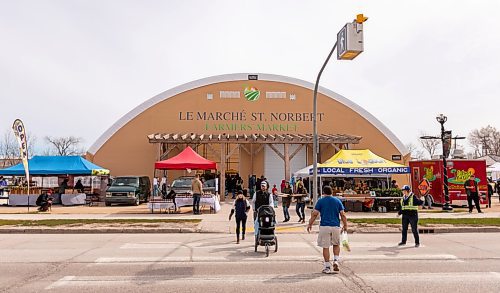 SASHA SEFTER / WINNIPEG FREE PRESS
Crowds head into the St. Norbert Farmers Market on the opening day of the market's outdoor season.
190518 - Saturday, May 18, 2019.