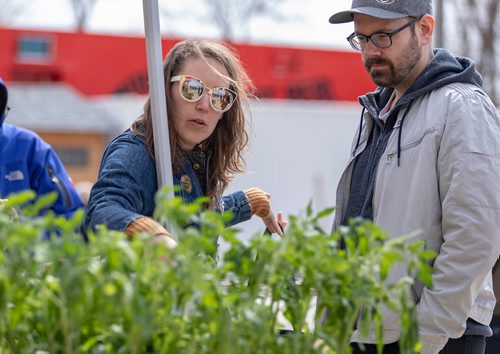 SASHA SEFTER / WINNIPEG FREE PRESS
Devan Ostapyk (left) and Tyler Beaszley pick out a few new plants for their garden at the St. Norbert Farmers Market on the opening day of the market's outdoor season.
190518 - Saturday, May 18, 2019.