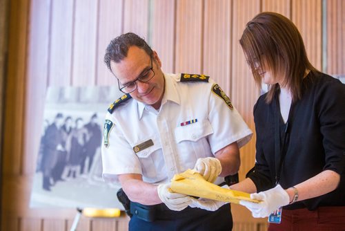 MIKAELA MACKENZIE / WINNIPEG FREE PRESS
Winnipeg Police Service Chief Danny Smyth opens the contents of a time capsule placed within the Public Safety Building on November 30, 1965 with city archivist Sarah Ramsden at city hall in Winnipeg on Tuesday, May 21, 2019. For Aldo Santin story.
Winnipeg Free Press 2019.
