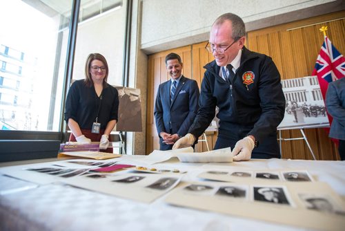 MIKAELA MACKENZIE / WINNIPEG FREE PRESS
Winnipeg Fire Paramedic Service Chief John Lane opens the contents of a time capsule placed within the Public Safety Building on November 30, 1965 with city archivist Sarah Ramsden (left) and mayor Brian Bowman at city hall in Winnipeg on Tuesday, May 21, 2019. For Aldo Santin story.
Winnipeg Free Press 2019.