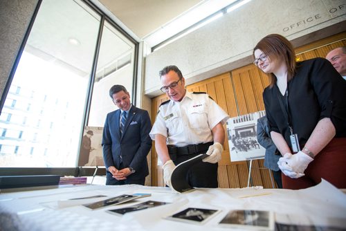 MIKAELA MACKENZIE / WINNIPEG FREE PRESS
Winnipeg Police Service Chief Danny Smyth opens the contents of a time capsule placed within the Public Safety Building on November 30, 1965 with mayor Brian Bowman (left) and city archivist Sarah Ramsden at city hall in Winnipeg on Tuesday, May 21, 2019. For Aldo Santin story.
Winnipeg Free Press 2019.
