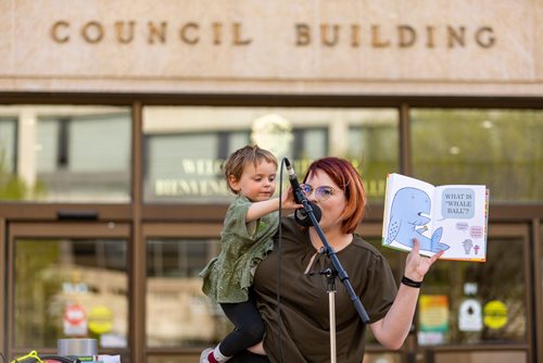 SASHA SEFTER / WINNIPEG FREE PRESS
Brianne Selman gets some help reading an excerpt from her daughters favourite book during a "read-out" event organized by the Millennium For All community group at Winnipeg City Hall.
190521 - Tuesday, May 21, 2019.