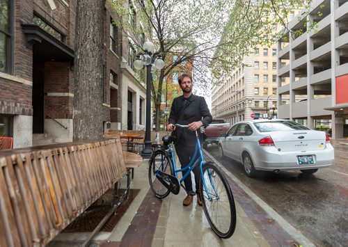 SASHA SEFTER / WINNIPEG FREE PRESS
Anders Swanson of the Winnipeg Trails Association rides his bike on McDermot Avenue in the Exchange District.
190522 - Wednesday, May 22, 2019.